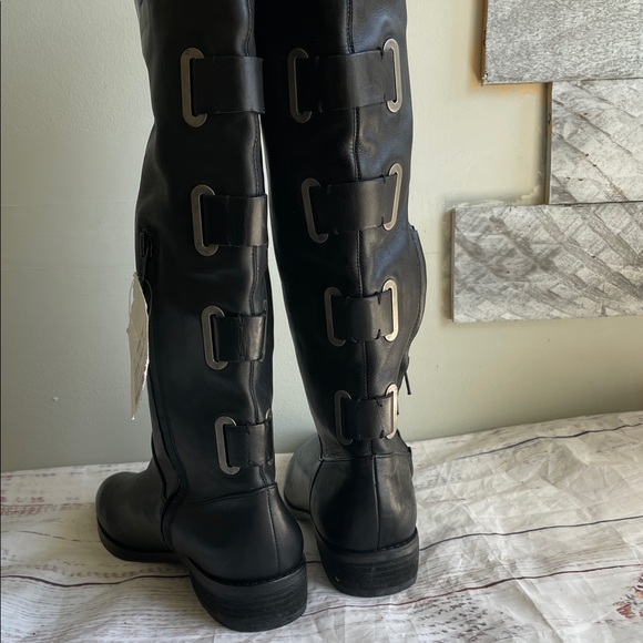 Arturo Chiang Black Buckle Heeled Boots - Picture 5 of 9